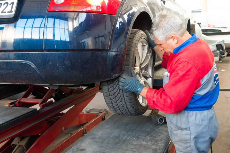 ecommerce-AUVARE-min_auto_repair_repair_lift_auto_mechanic_work_clothes_master_professional_man_of_the_fold-685629