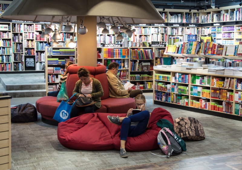 ecommerce-AUVARE-min_books_bookstore_book_reader_readers_reading_shop_sale_books-849006
