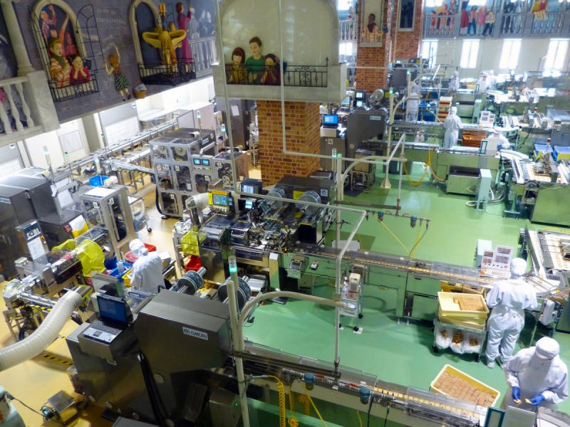 ecommerce-AUVARE-min_japan_sapporo_chocolate_factory_label_packaging_cookie_machine_operators-961509
